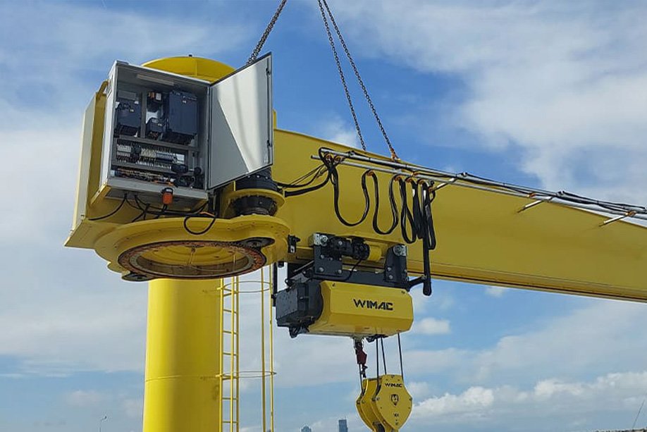 Slewing column of a free-standing jib crane rotating a full 360 degrees
