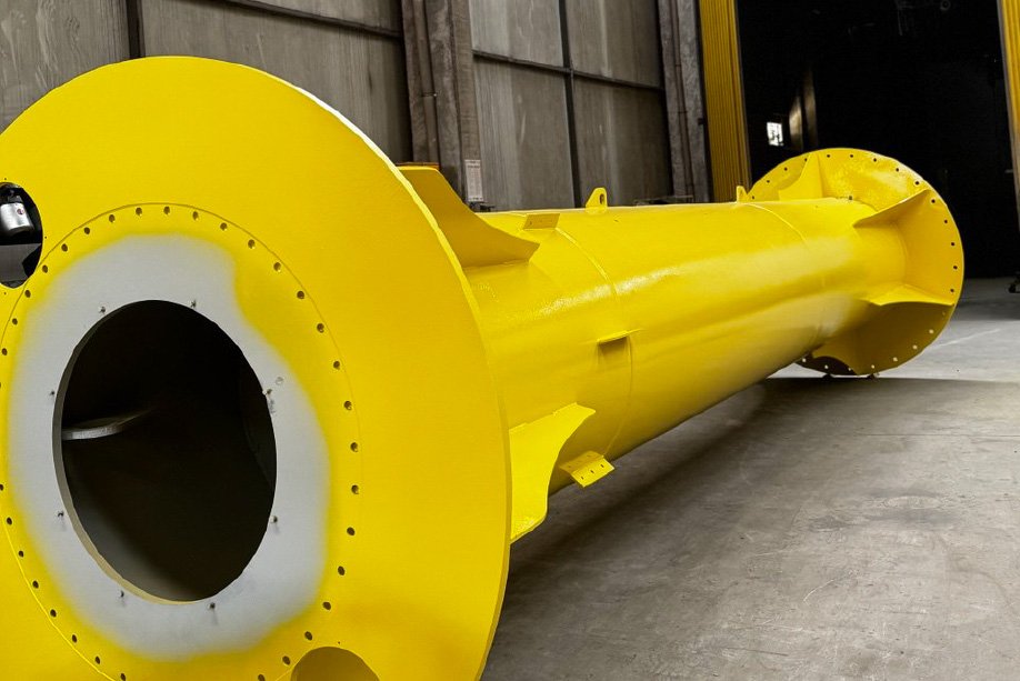 Assembly of a slewing column and boom arm for a jib crane