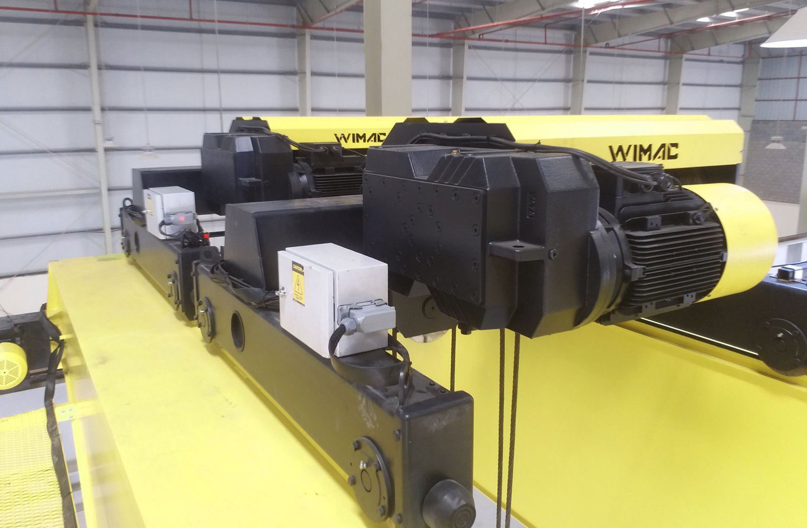 Low headroom crane model with its hoist placed beside the girder for extra hook height
