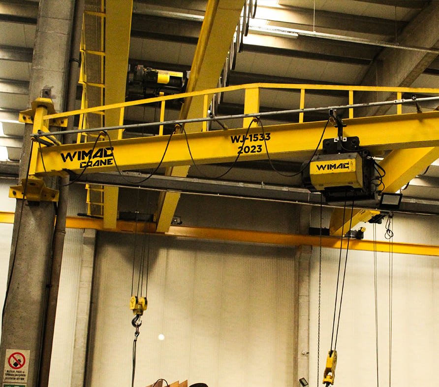 Slewing-arm wall crane fixed to the wall of a building